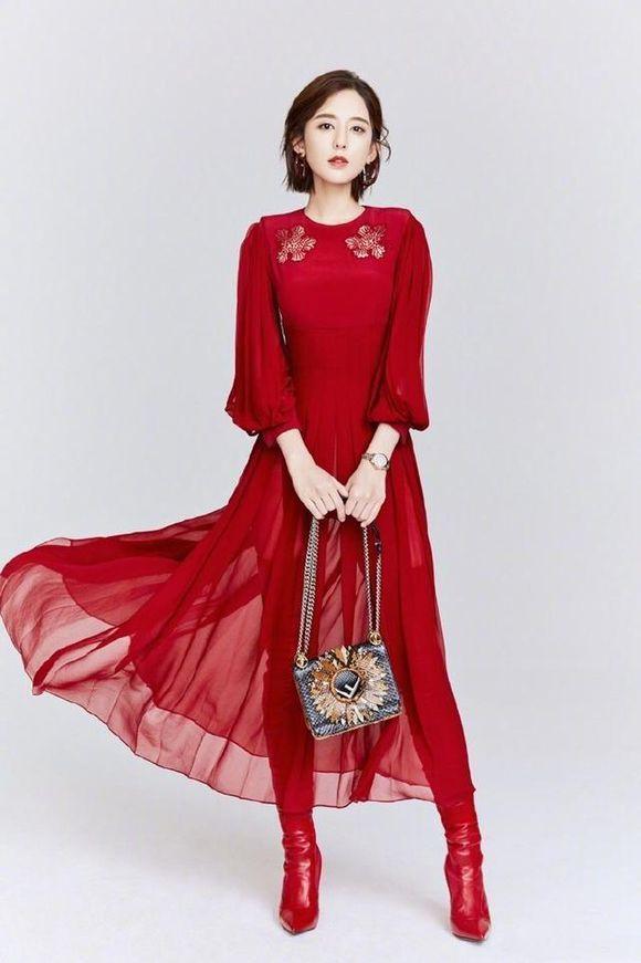 新疆美女古力娜扎迪丽热巴撞衫刺绣连衣红裙